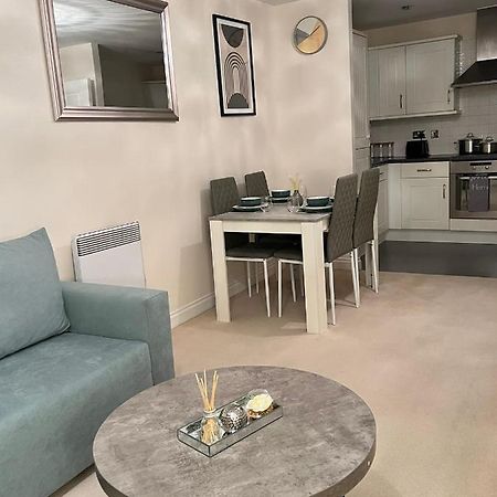 Stylish Luxe Apartment Гарлоу Екстер'єр фото