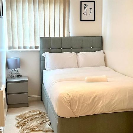 Stylish Luxe Apartment Гарлоу Екстер'єр фото