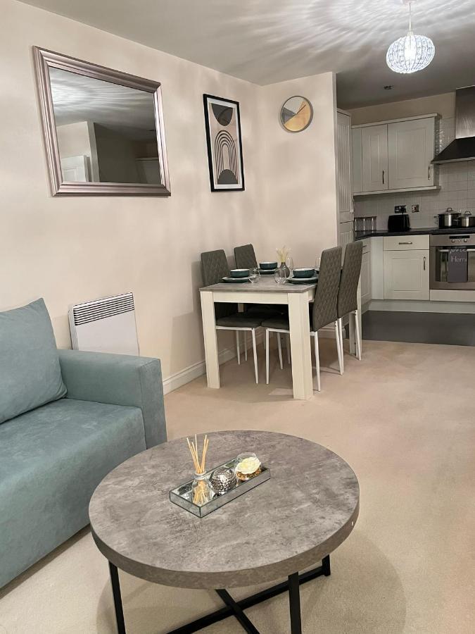 Stylish Luxe Apartment Гарлоу Екстер'єр фото