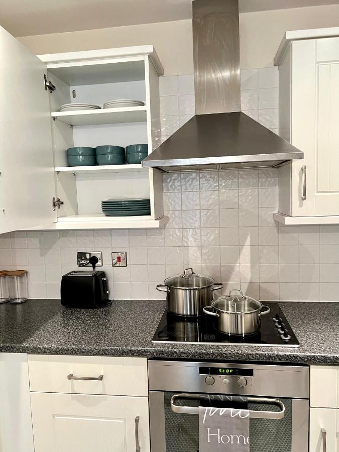Stylish Luxe Apartment Гарлоу Екстер'єр фото