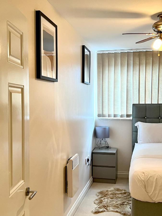 Stylish Luxe Apartment Гарлоу Екстер'єр фото