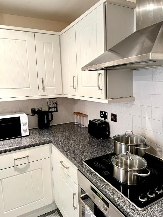 Stylish Luxe Apartment Гарлоу Екстер'єр фото