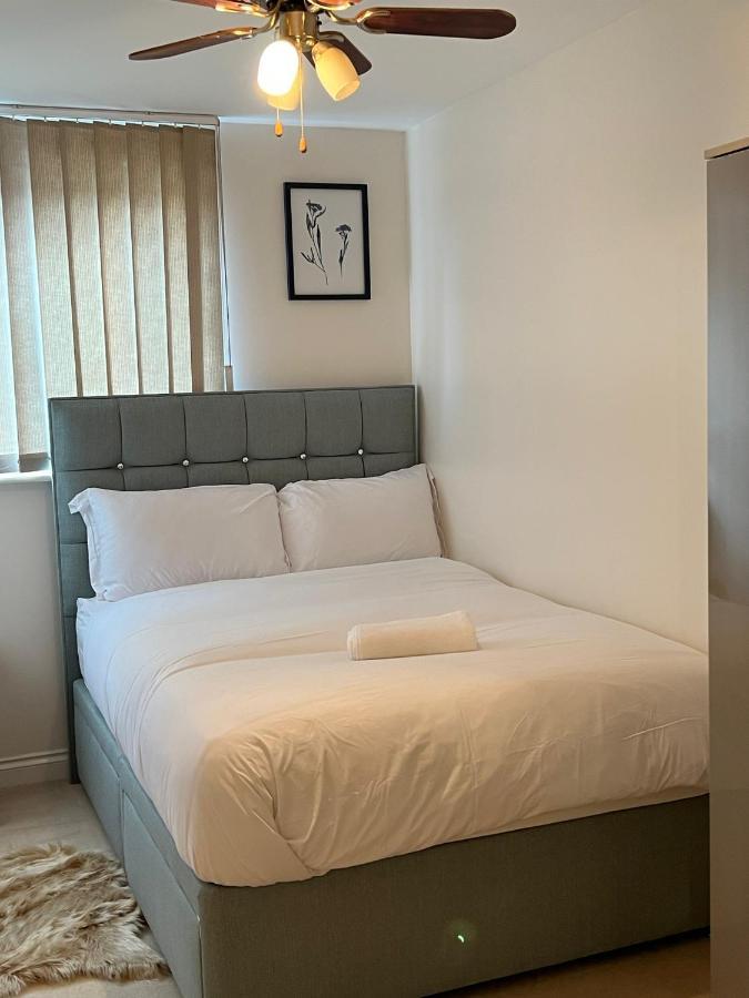 Stylish Luxe Apartment Гарлоу Екстер'єр фото