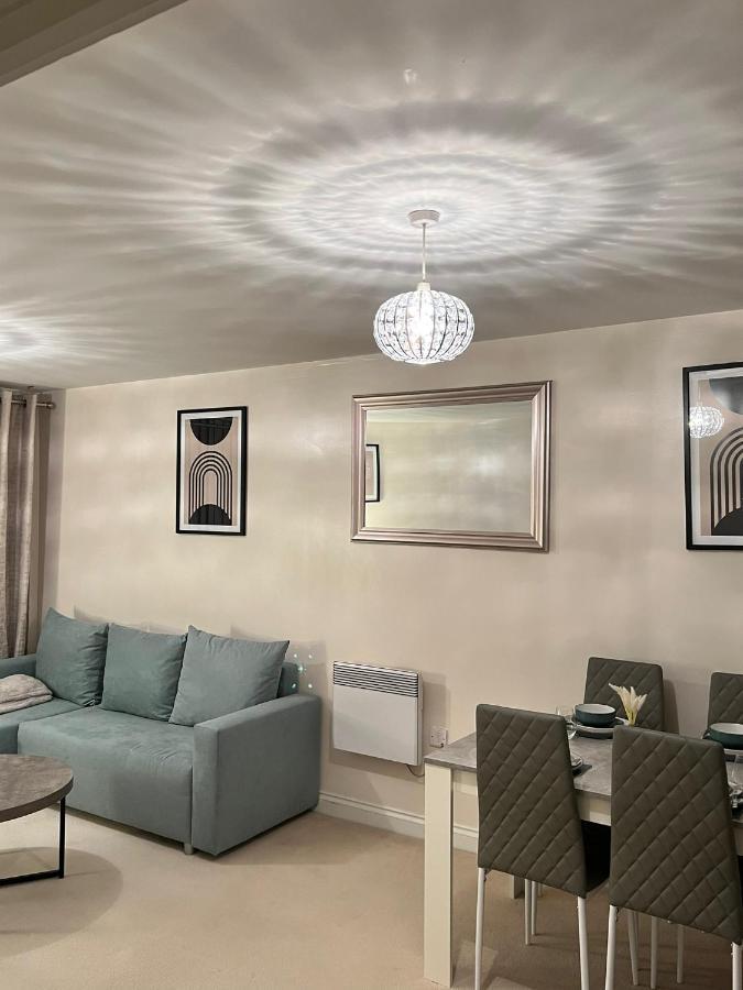 Stylish Luxe Apartment Гарлоу Екстер'єр фото