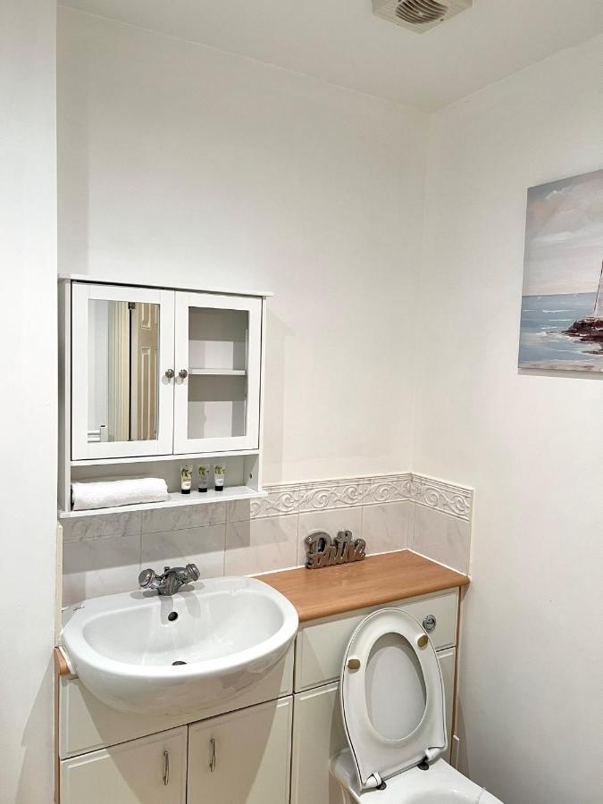 Stylish Luxe Apartment Гарлоу Екстер'єр фото