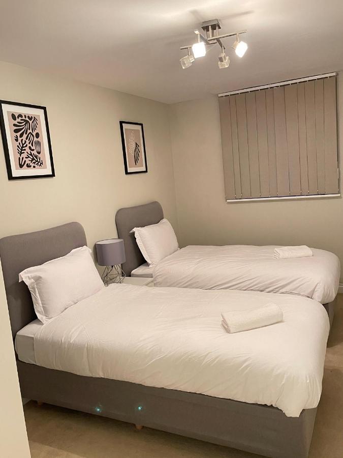Stylish Luxe Apartment Гарлоу Екстер'єр фото