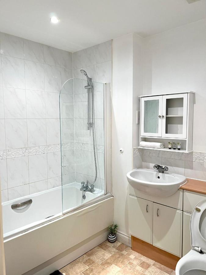 Stylish Luxe Apartment Гарлоу Екстер'єр фото